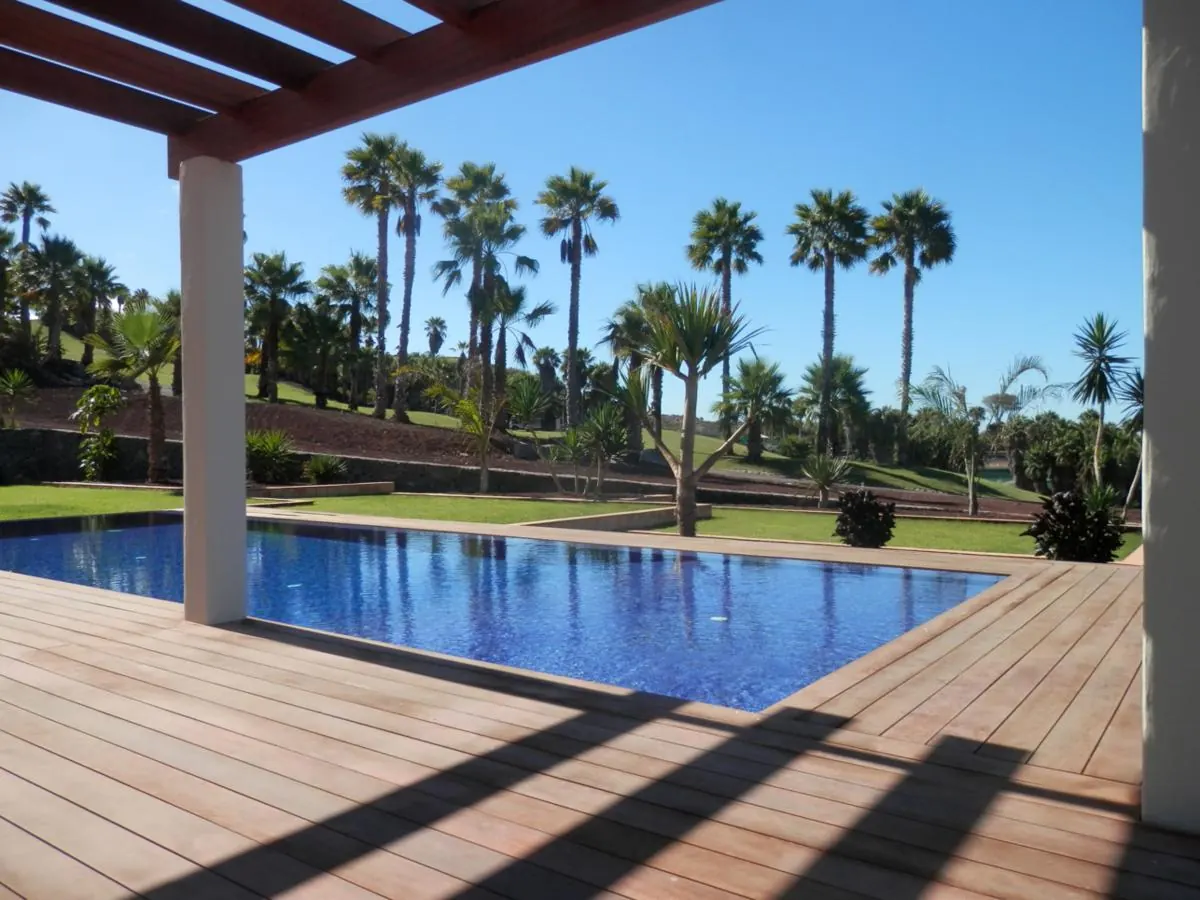 Villa terrace with a pergola and a swimming pool in Tenerife